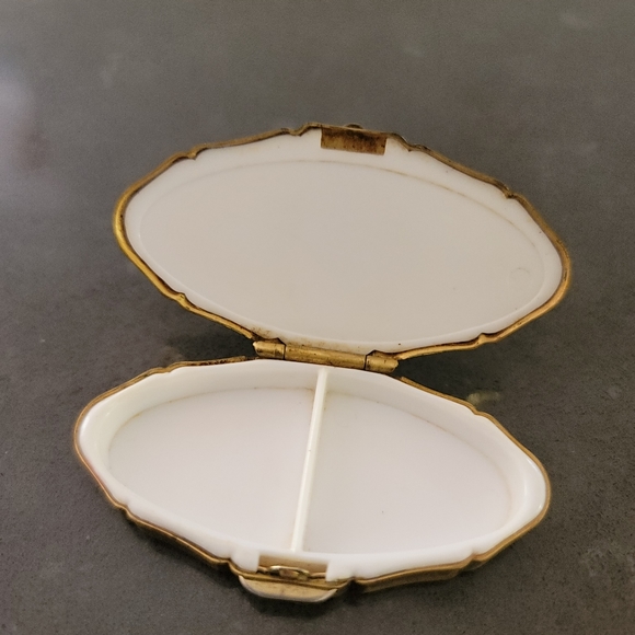 Vintage Stratton Floral Pill/Solid Purfume Case - Picture 11 of 12